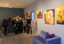 es artistes peintres ayant offert une œuvre pour le centre d' art. Un groupe de membres du Club des Artistes Plasticiens Libanais a offert quelques œuvres destinées à être exposées d' une manière permanente au centre d' art.