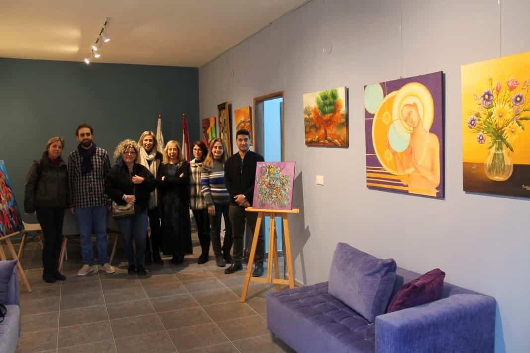 es artistes peintres ayant offert une œuvre pour le centre d' art. Un groupe de membres du Club des Artistes Plasticiens Libanais a offert quelques œuvres destinées à être exposées d' une manière permanente au centre d' art.