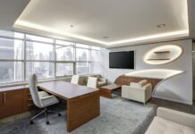 Le tiers des femmes arabes, victime d’un harcèlement sexuel sur leur lieu de travail gray office rolling chair near brown wooden desk in front of flat screen tv on white painted wall