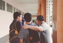 Liban: Le ministre de l’éducation exige des écoles le passage à l’heure d’été et la crise atteint désormais le conseil des ministres three men standing near window