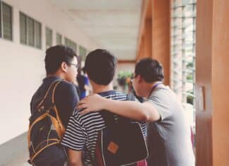 Liban: Le ministre de l’éducation exige des écoles le passage à l’heure d’été et la crise atteint désormais le conseil des ministres three men standing near window