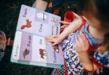 Les écoles catholiques exigent l’adoption de l’heure d’été child reading book with mother in garden
