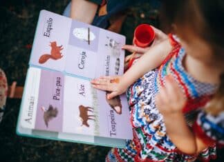 Les écoles catholiques exigent l’adoption de l’heure d’été child reading book with mother in garden