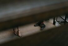 Ce que beaucoup évitent de changer ! woman in black leather peep toe heeled shoes