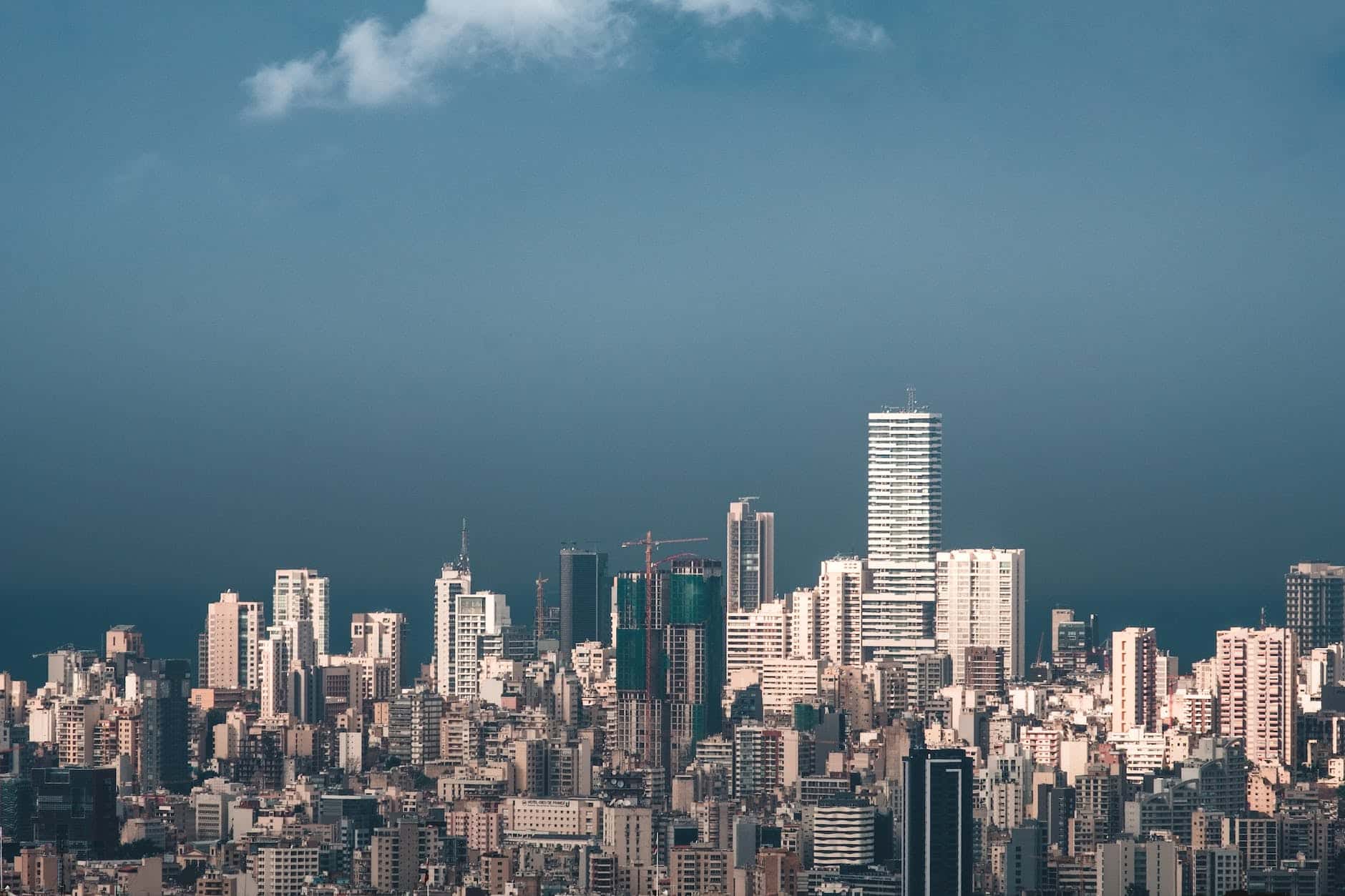 Le Liban ne s’effondre plus, il implose et toujours aucune solution en perspective beirut skyline under blue sky
