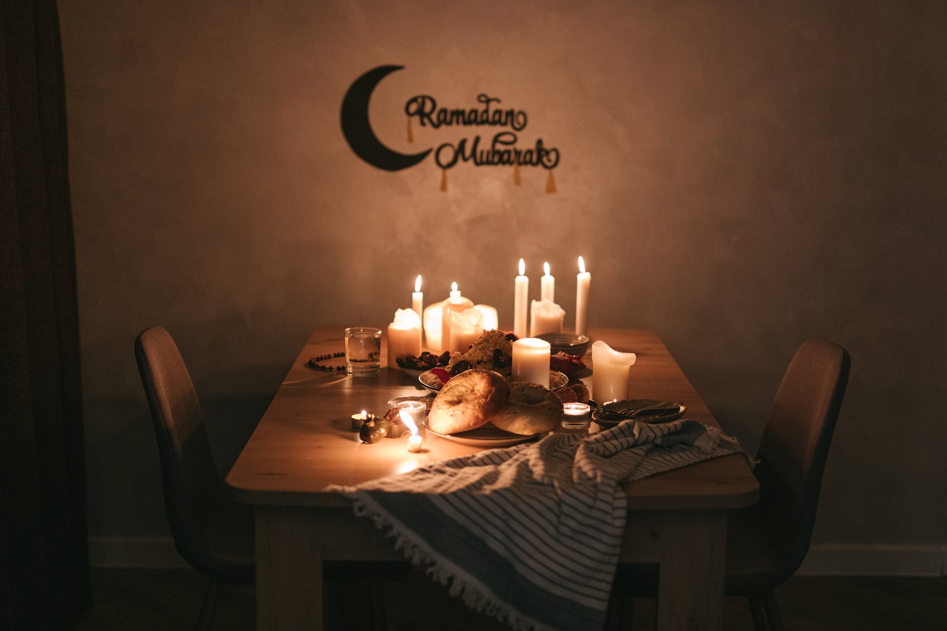 Les banques suspendent leur grève générale « parce que c’est Ramadan » traditional meal on a wooden table top