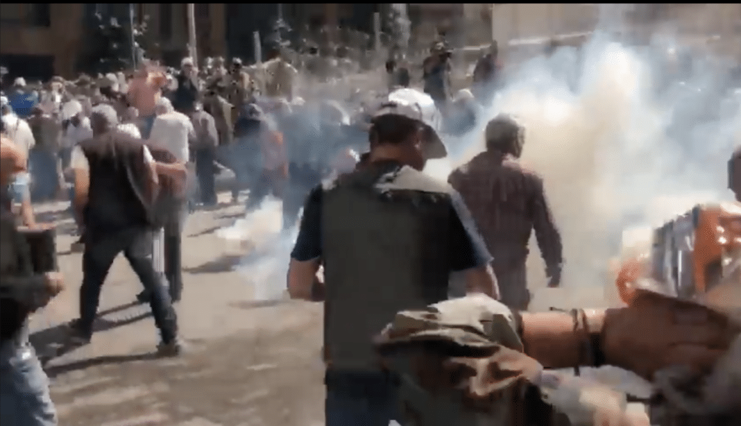 Les Forces de l&rsquo;ordre tirent des gaz lacrymogènes contre les manifestants