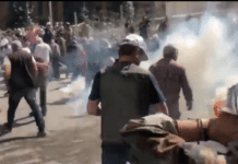 Les Forces de l’ordre tirent des gaz lacrymogènes contre les manifestants Les Forces de l'ordre tirent des gaz lacrymogènes contre les manifestants