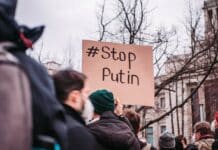 Poutine utilise des armes chimiques dans le Donbass people in the street protesting against war