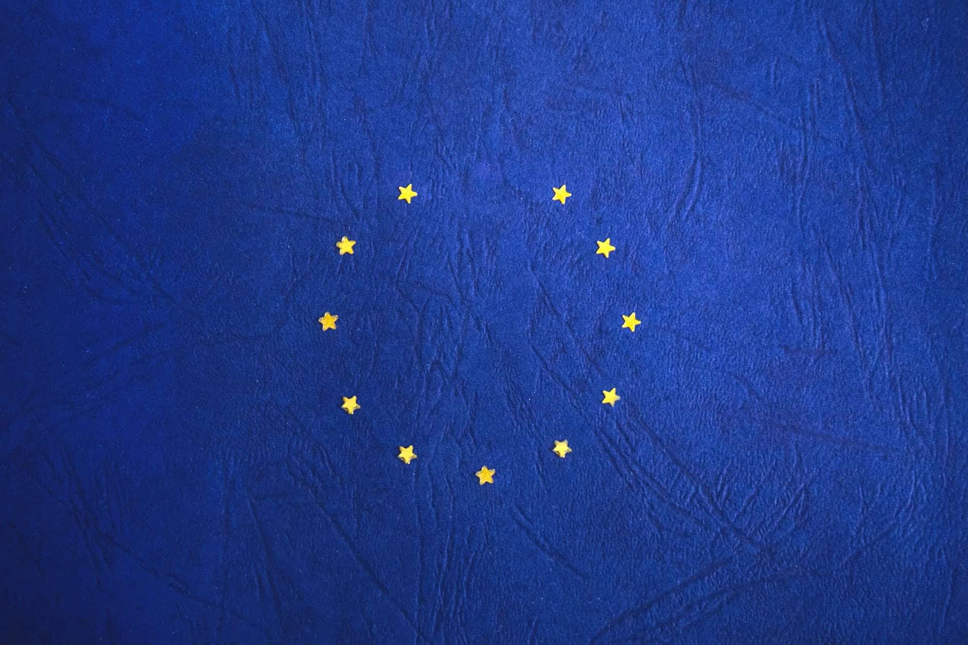 l’Union européenne déplore le report des élections législatives; Les libanais méritent mieux blue and yellow round star print textile