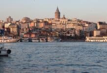 La Turquie, une puissance médiatrice entre la Russie et l’Ukraine ? city near body of water