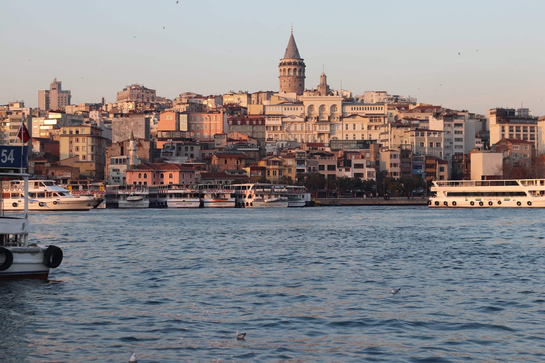 La Turquie, une puissance médiatrice entre la Russie et l’Ukraine ? city near body of water