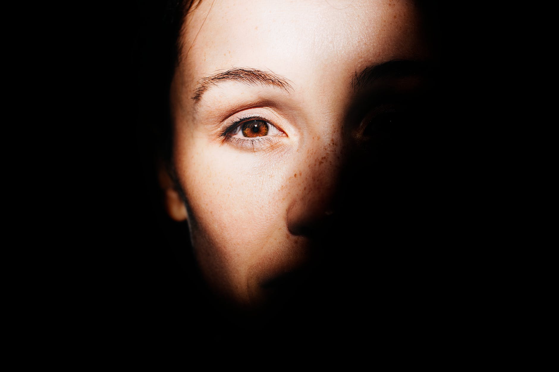 Son regard suffit. woman left eye