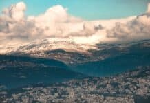 Une réponse qui en dit long . aerial view of mountains surrounding city