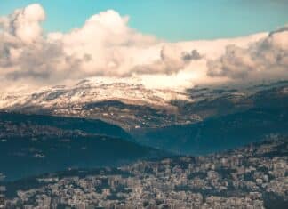 Une réponse qui en dit long . aerial view of mountains surrounding city
