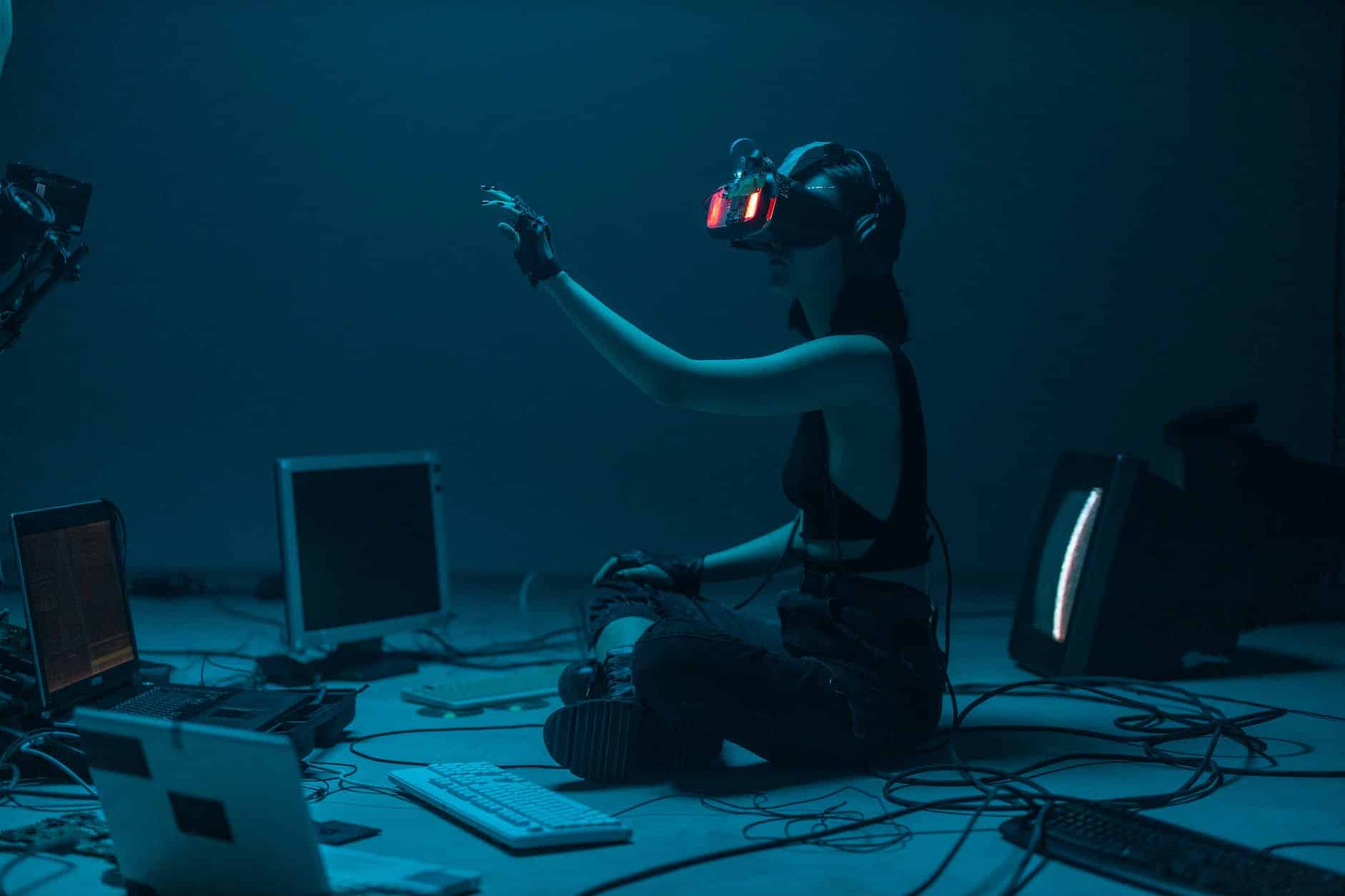 Persistance de l’humain ? a woman in a tank top using a vr headset