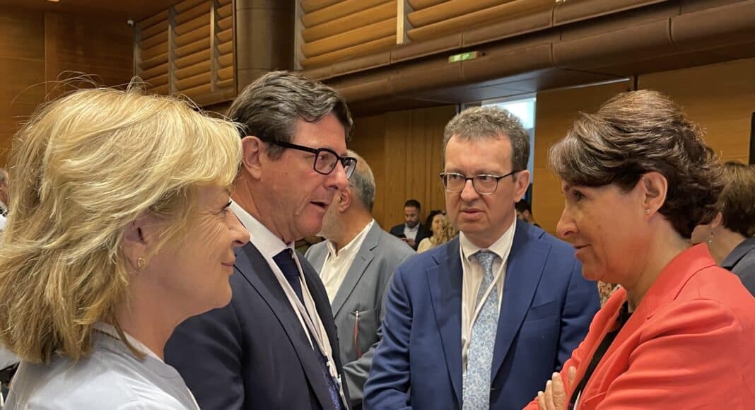 Échanges entre l’ambassadrice de France, Son Excellence Madame Anne Grillo, à droite, et M. Jean-Pierre Colin, vice-président de la Région Sud-Provence-Alpes-Côte d’Azur, en présence de Mme Agnès Rampal, présidente de l’AViTeM (Agence des Villes et Territoires Méditerranéens Durables) et adjointe au maire de Nice. © Nathalie Duplan - Valérie Raulin