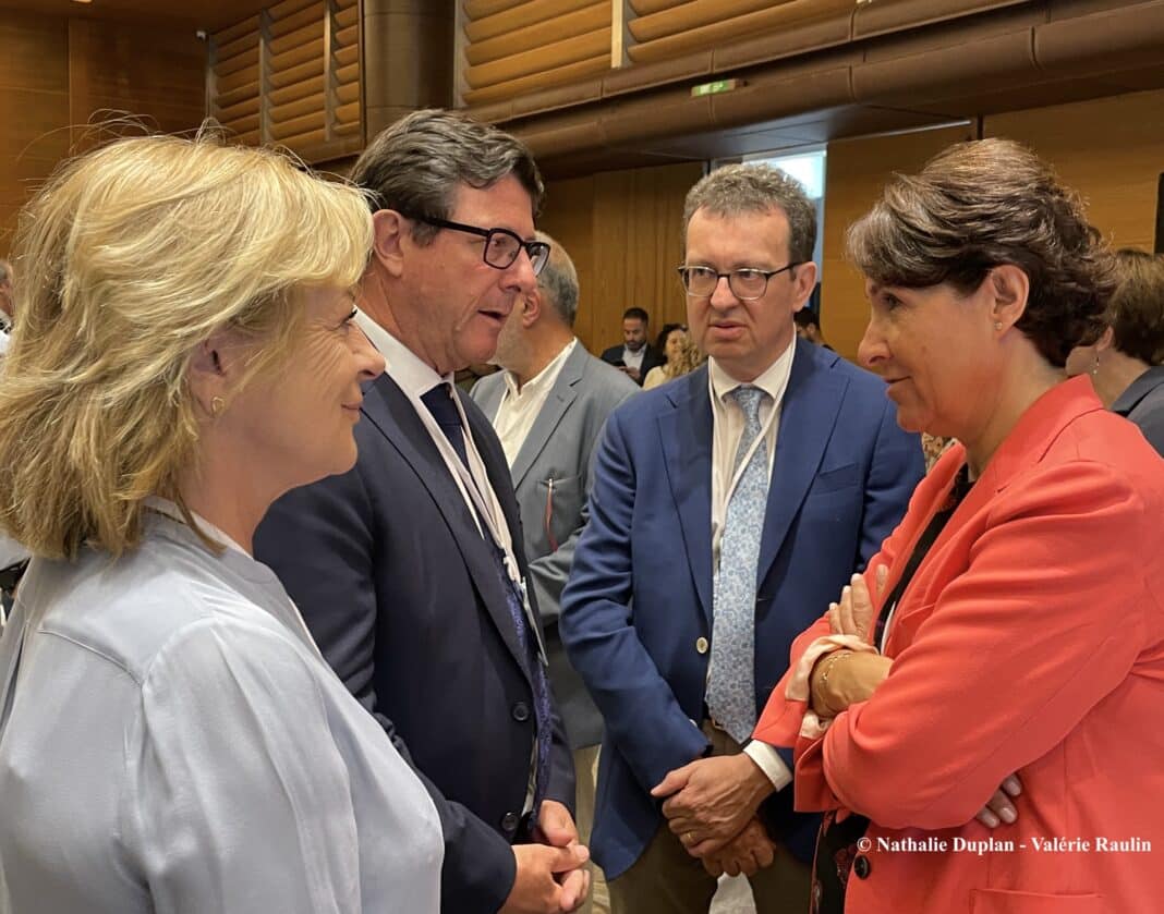 Échanges entre l’ambassadrice de France, Son Excellence Madame Anne Grillo, à droite, et M. Jean-Pierre Colin, vice-président de la Région Sud-Provence-Alpes-Côte d’Azur, en présence de Mme Agnès Rampal, présidente de l’AViTeM (Agence des Villes et Territoires Méditerranéens Durables) et adjointe au maire de Nice. © Nathalie Duplan - Valérie Raulin