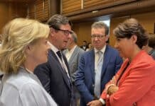 Échanges entre l’ambassadrice de France, Son Excellence Madame Anne Grillo, à droite, et M. Jean-Pierre Colin, vice-président de la Région Sud-Provence-Alpes-Côte d’Azur, en présence de Mme Agnès Rampal, présidente de l’AViTeM (Agence des Villes et Territoires Méditerranéens Durables) et adjointe au maire de Nice. © Nathalie Duplan - Valérie Raulin