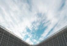 La loi Européenne sur le maintien des réfugiés syriens au Liban : une décision controversée aux conséquences incertaines high rise building