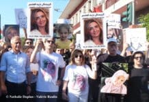« Chaque jour est un nouveau 4 août ! » À gauche, le Dr Fouad Abou Nader venu soutenir la famille de Christelle Adem. À droite, désireux de briser les barrières communautaires, Fady Noun brandit le portrait d’une femme musulmane qu’il ne connaît pas mais dont aucun proche ne pouvait être présent. © Nathalie Duplan - Valérie Raulin