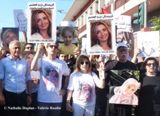 À gauche, le Dr Fouad Abou Nader venu soutenir la famille de Christelle Adem. À droite, désireux de briser les barrières communautaires, Fady Noun brandit le portrait d’une femme musulmane qu’il ne connaît pas mais dont aucun proche ne pouvait être présent. © Nathalie Duplan - Valérie Raulin