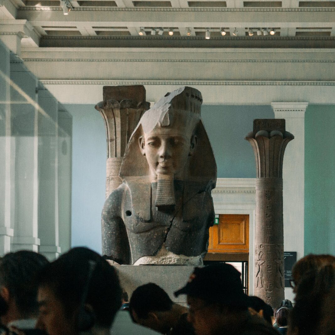 king tut head bust in museum