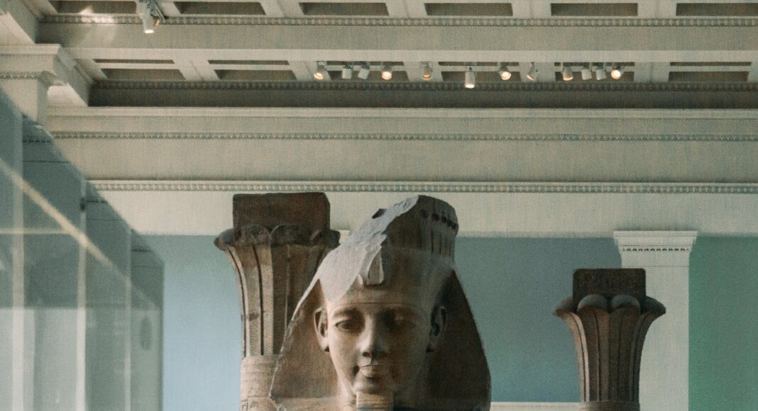 king tut head bust in museum
