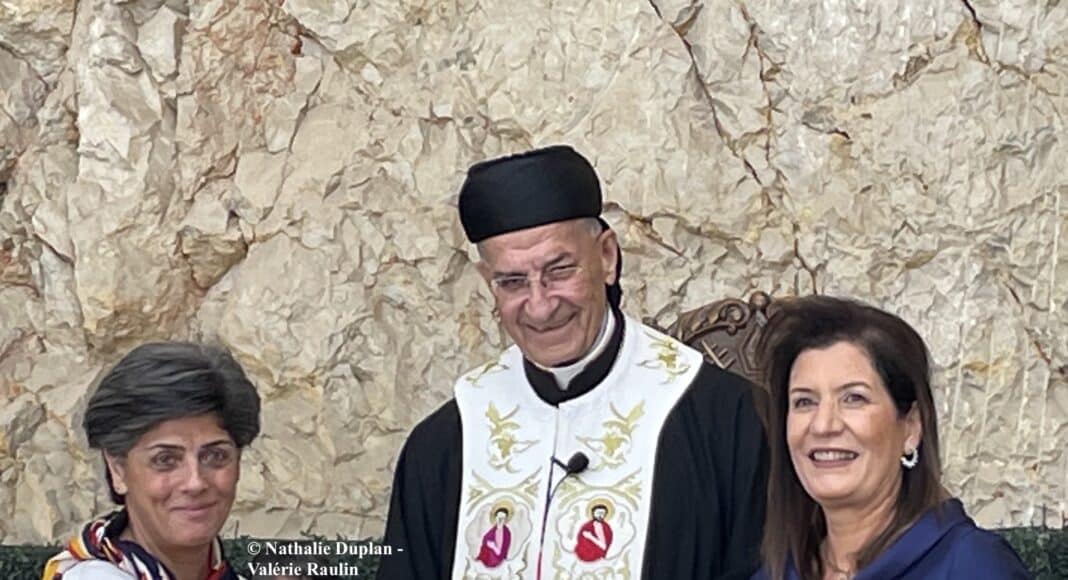 Sa Béatitude, Mgr Bechara Raï, entouré des professeurs Mirna Abboud Mzawak (à droite) et Souraya Bechealany (à gauche). © Nathalie Duplan - Valérie Raulin