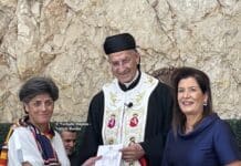 Sa Béatitude, Mgr Bechara Raï, entouré des professeurs Mirna Abboud Mzawak (à droite) et Souraya Bechealany (à gauche). © Nathalie Duplan - Valérie Raulin