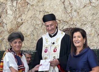 Sa Béatitude, Mgr Bechara Raï, entouré des professeurs Mirna Abboud Mzawak (à droite) et Souraya Bechealany (à gauche). © Nathalie Duplan - Valérie Raulin