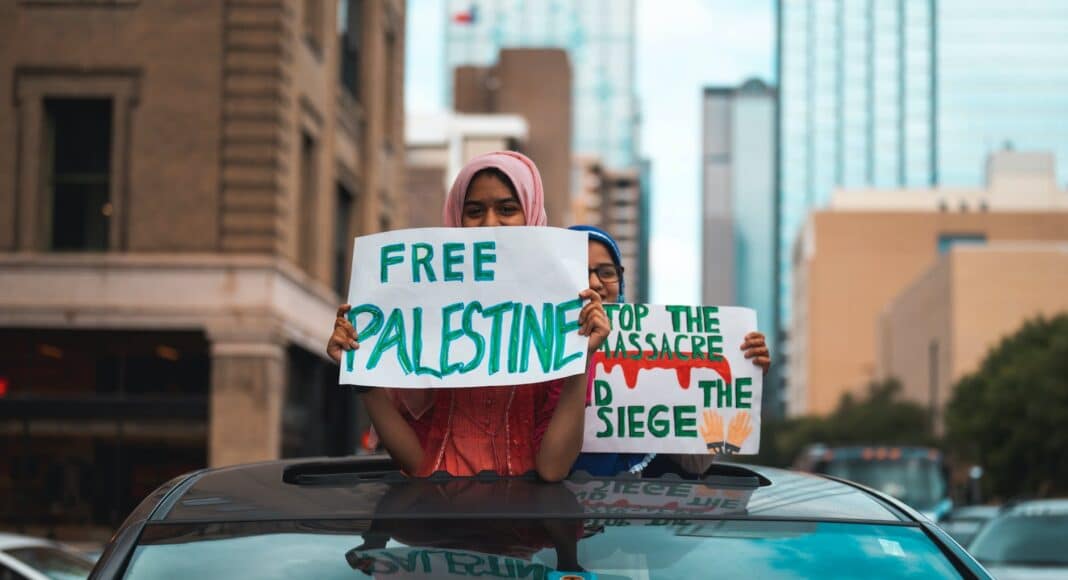 women on protest holding sigh free palestine