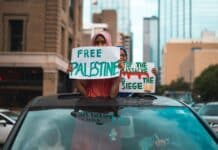 women on protest holding sigh free palestine