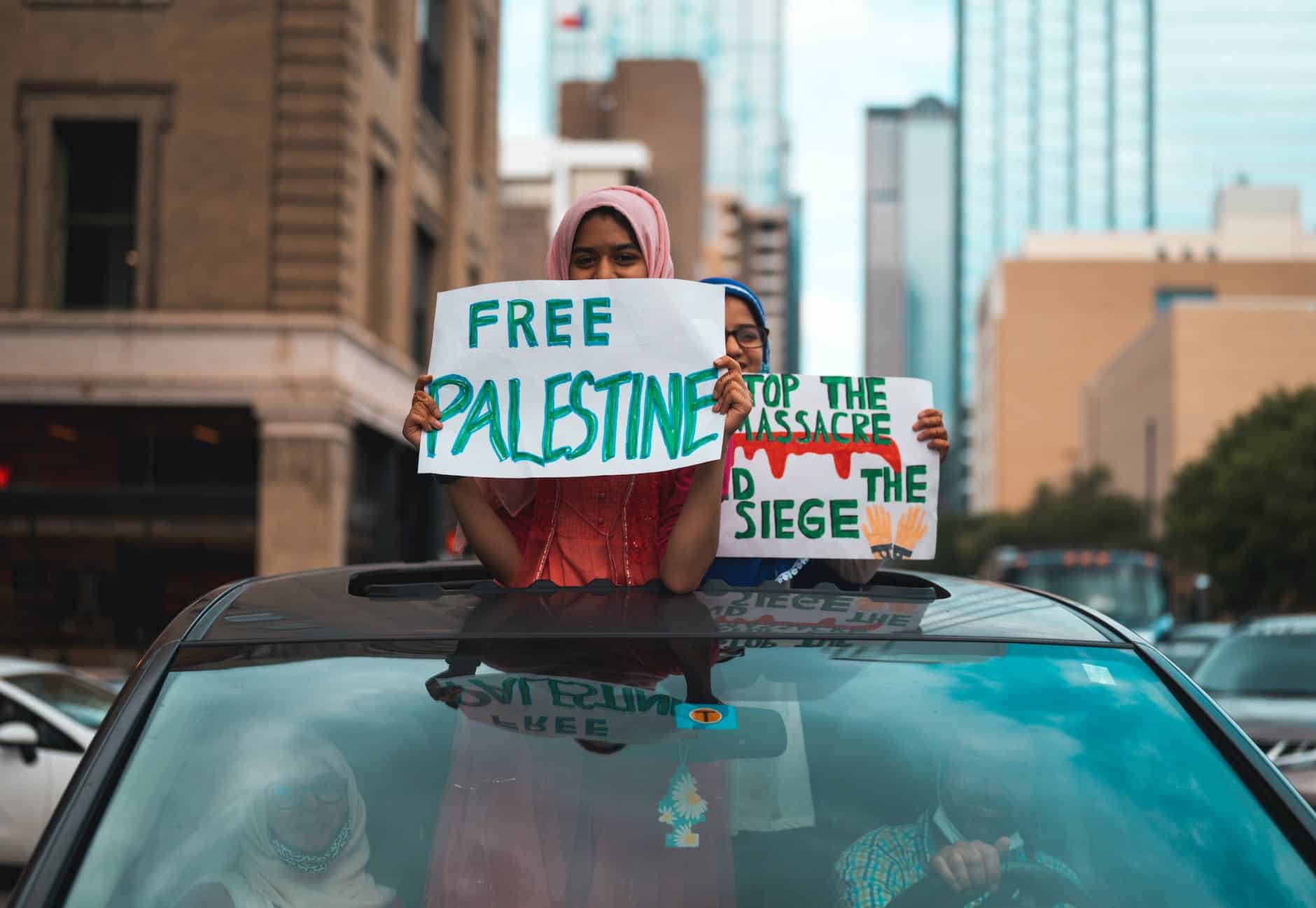 Proche-Orient : le retour de la « cause palestinienne » women on protest holding sigh free palestine