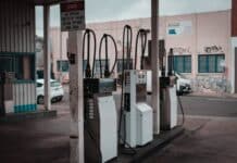 Conflit israélo-palestinien : quel impact sur le marché du pétrole ? white and black gas pumps