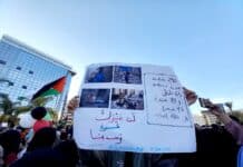 N’oublions pas la Palestine et le Liban ! people holding white banner