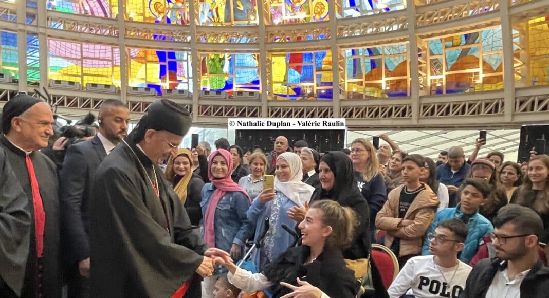 Le patriarche maronite, Sa Béatitude Bechara Raï, saluant un groupe de personnes atteintes de handicap. © Nathalie Duplan - Valérie Raulin