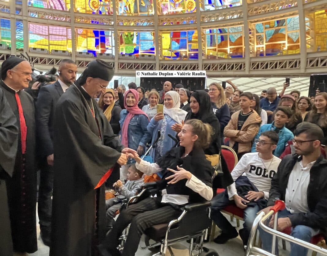Le patriarche maronite, Sa Béatitude Bechara Raï, saluant un groupe de personnes atteintes de handicap. © Nathalie Duplan - Valérie Raulin
