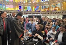 Les chaises rouges de Bkerké pour les pauvres et les handicapés Le patriarche maronite, Sa Béatitude Bechara Raï, saluant un groupe de personnes atteintes de handicap. © Nathalie Duplan - Valérie Raulin
