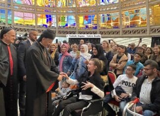 Le patriarche maronite, Sa Béatitude Bechara Raï, saluant un groupe de personnes atteintes de handicap. © Nathalie Duplan - Valérie Raulin