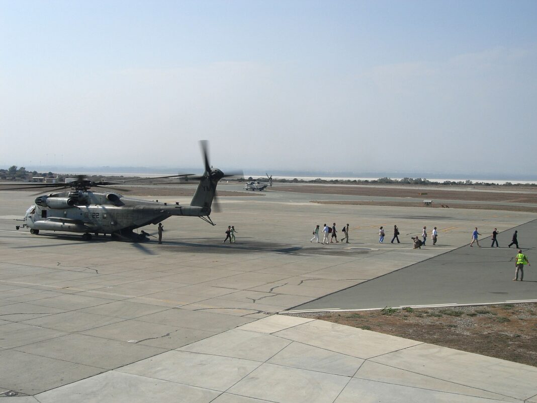 Hélicoptères CH-53 de l'USMC lors de l'évacuation des citoyens étrangers lors du conflit israélo-libanais de 2006 sur la base de la RAF d'Akrotiri.