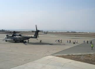 Hélicoptères CH-53 de l'USMC lors de l'évacuation des citoyens étrangers lors du conflit israélo-libanais de 2006 sur la base de la RAF d'Akrotiri.
