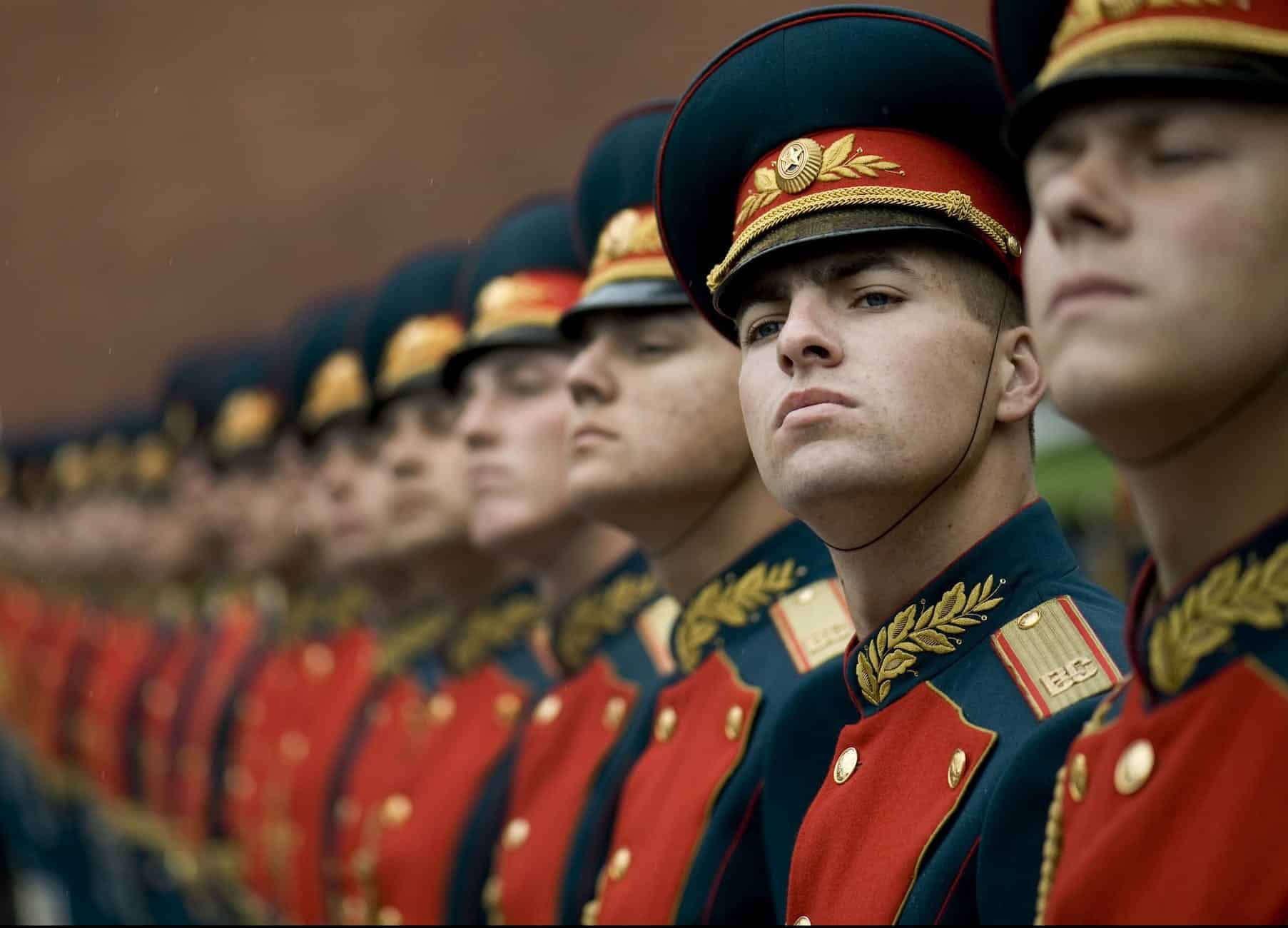 La crise au Proche-Orient, une aubaine pour la Russie ? men in black and red cade hats and military uniform