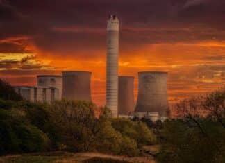 L’arme atomique une option? Vraiment? white nuclear plant silo under orange sky at sunset