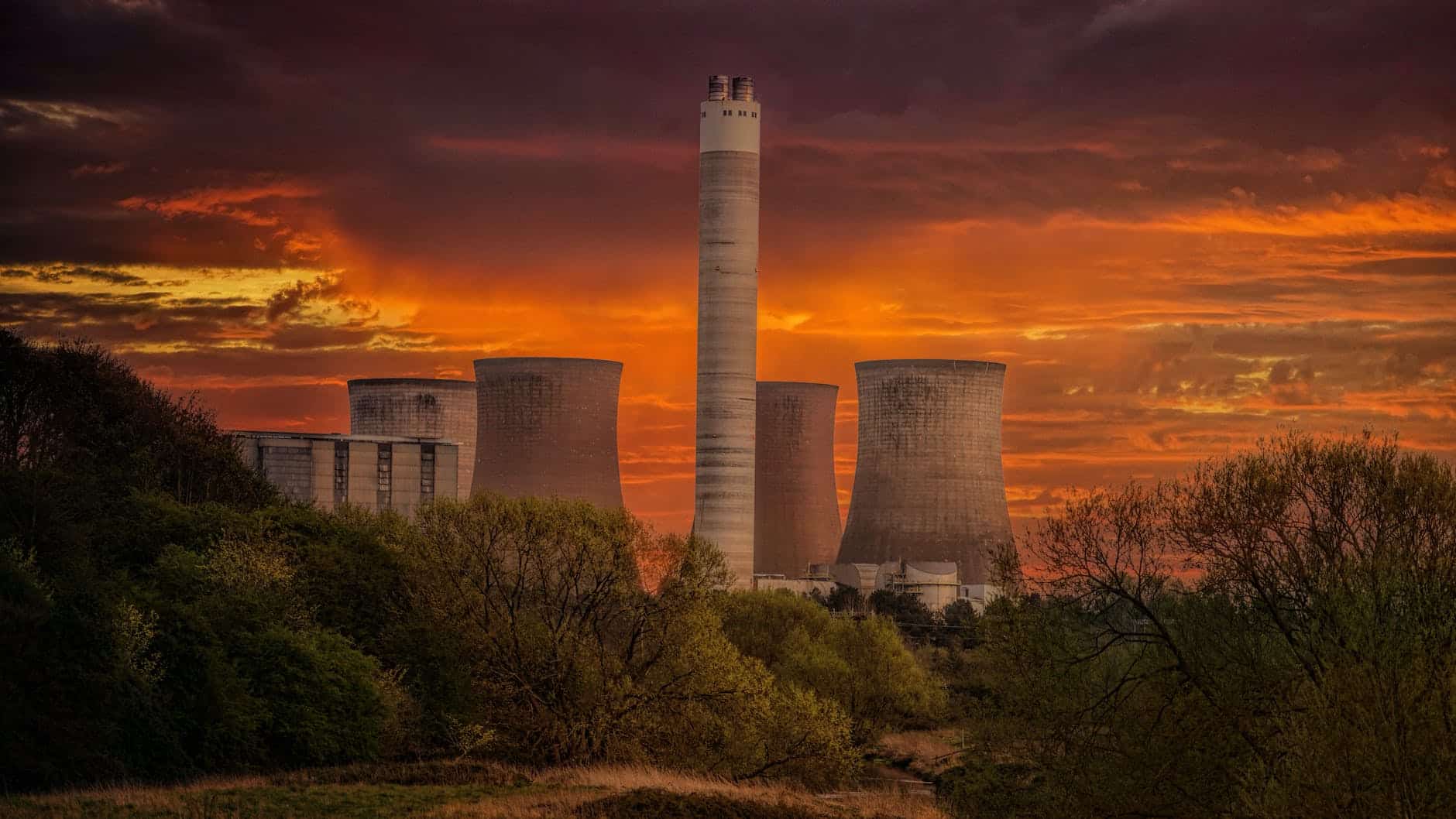 L’arme atomique une option? Vraiment? white nuclear plant silo under orange sky at sunset