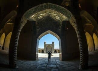 Une Théorie Intrigante de Stratégie de Diversion au Moyen-Orient : Analyse et Réflexion fisheye shot of a person inside a building with columns and ornate ceiling