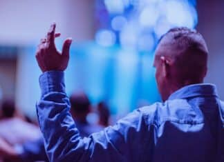 La manne de Dieu. man wearing blue dress