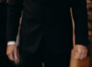 L’inquiétante progression d’Israël dans le classement des pays par nombre de journalistes emprisonnés man standing next to the flag of israel