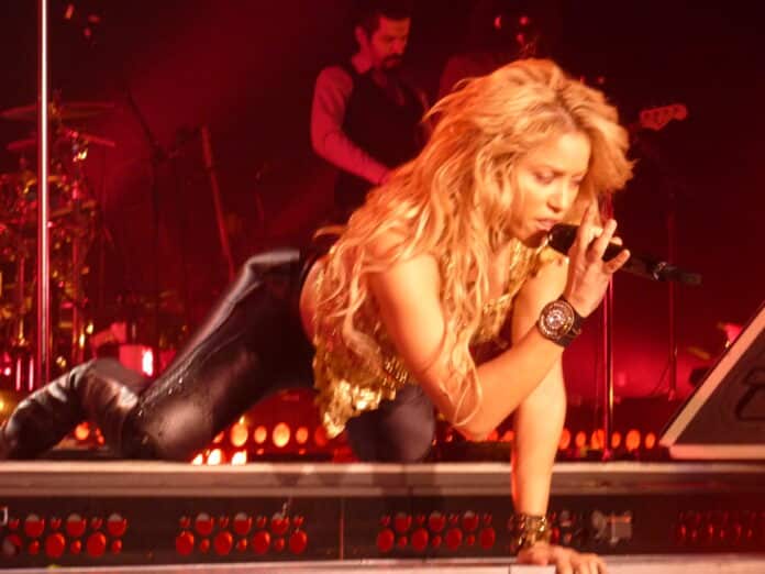 Shakira_-_Live_Paris_-_2010_(7) Description English: Shakira in concert in Palais Omnisports de Paris-Bercy, Paris in 2010. Date 6 December 2010, 22:15 Source Shakira - Live Paris - 2010 Author oouinouin from Nanterre, France