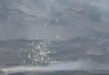 Capture d’écran d’une vidéo publiée sur Internet et vérifiée par l’équipe du Laboratoire de preuves d’Amnesty, montrant des munitions au phosphore blanc au dessus d’Al Mari